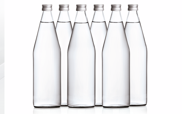 sei bottiglie di vetro piene d'acqua